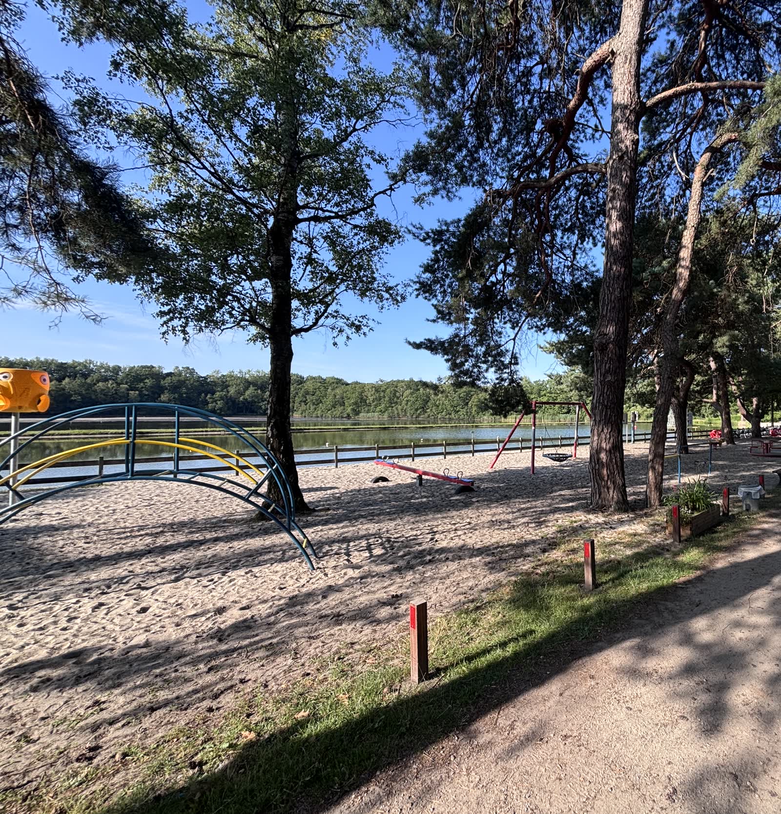 De wandellaan langs het strand